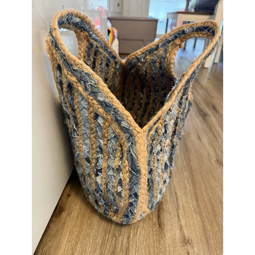 ANTIK KRAFT‎ Stylish Woven Straw Handbag with Modern Design